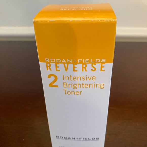 Rodan + Fields Reverse Brightening Toner in White and Orange - Picture 1 of 5